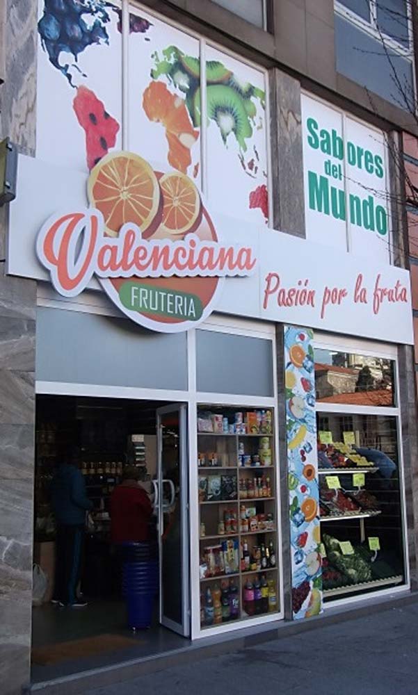 Escaparate de Frutería Valenciana en la Calle Calderón de la Barca, Santander, con el rótulo y el género a la vista